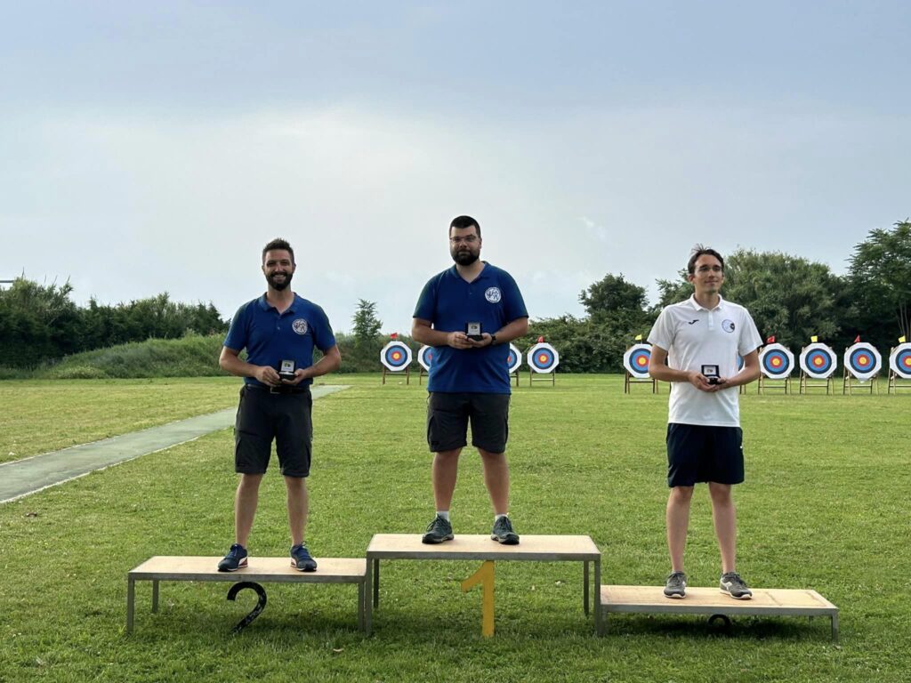 Potrebbe essere un'immagine raffigurante 3 persone, persone che fanno tiro al volo e testo