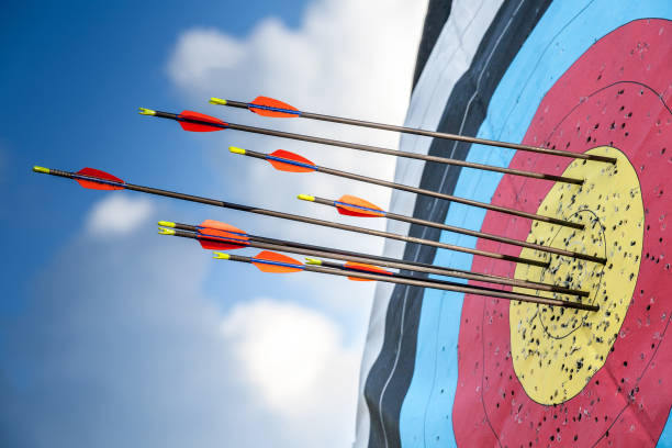 bersaglio e frecce, sport di tiro con l'arco. - archery foto e immagini stock